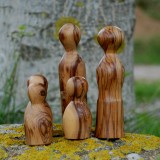 Holzfiguren-Familie auf Stein